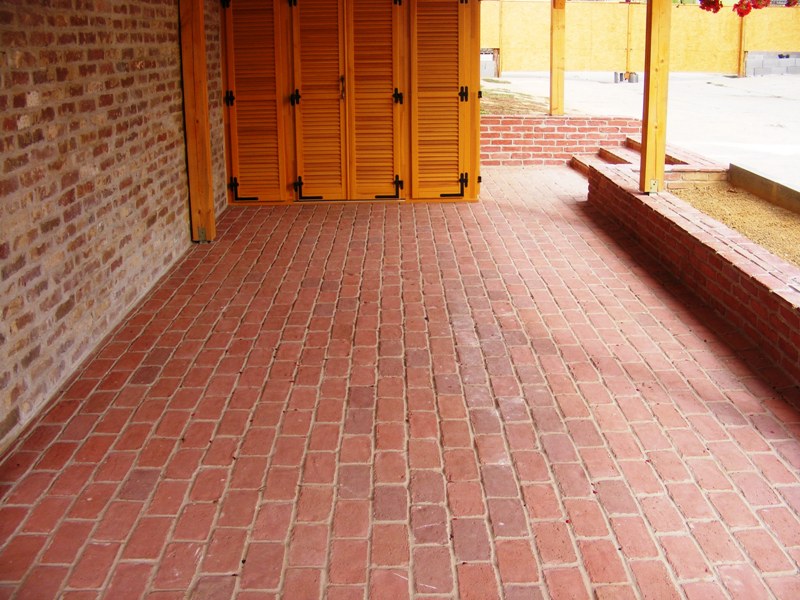 rusztikus szeletelt t�gla terasz