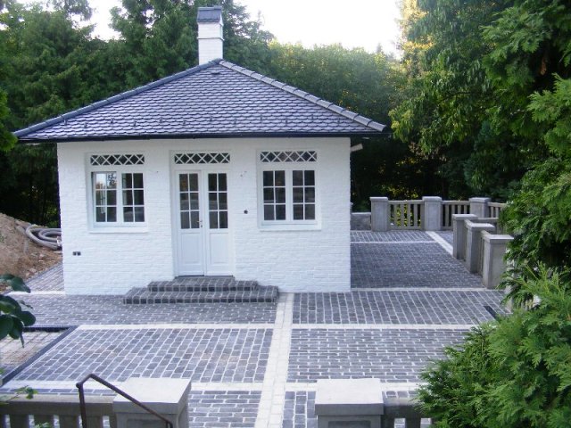 rusztikus t�gla homlokzat feh�r festett festve meszelve