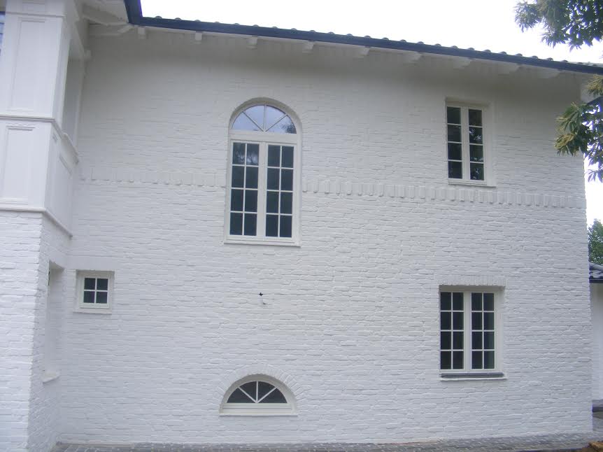 rusztikus t�glaburkolat homlokzat festve feh�rre