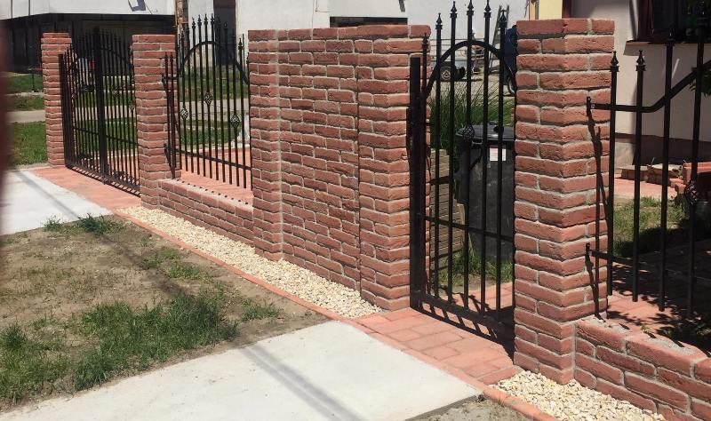 rusztikus bontott t�gla ker�t�s zsaluk� fagy�ll�