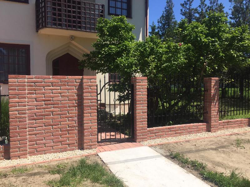 rusztikus bontott t�gla ker�t�s zsaluk� fagy�ll� zsalu elem