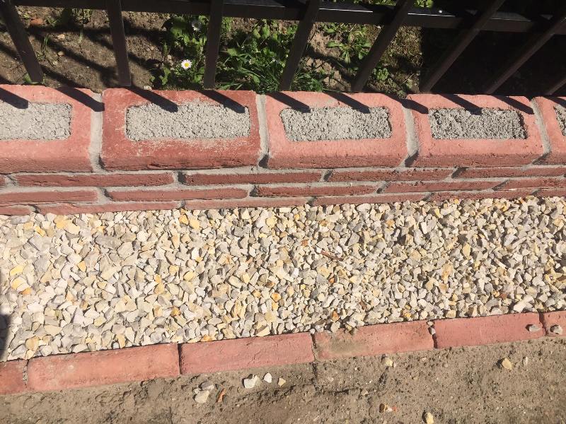 rusztikus zsaluk� t�gla bontott t�gla l�bazat