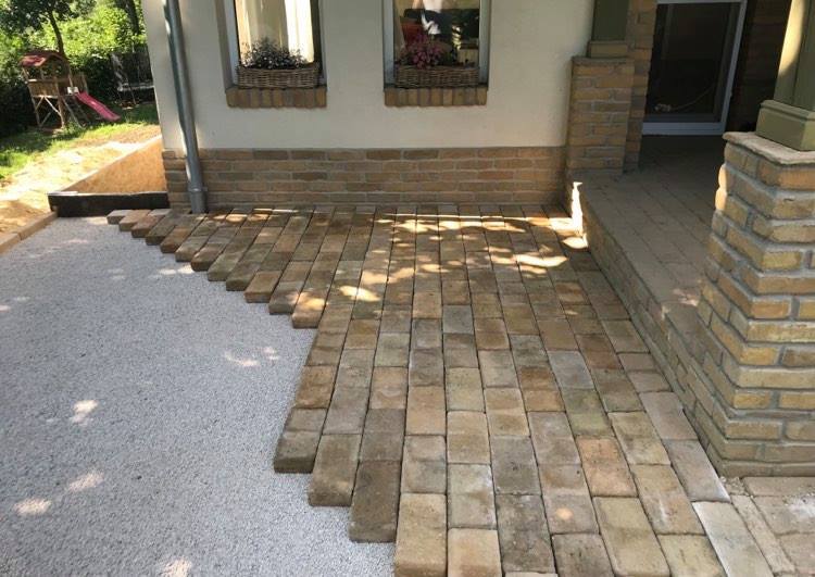 Rusztikus nagym�ret� betont�gla t�rk�