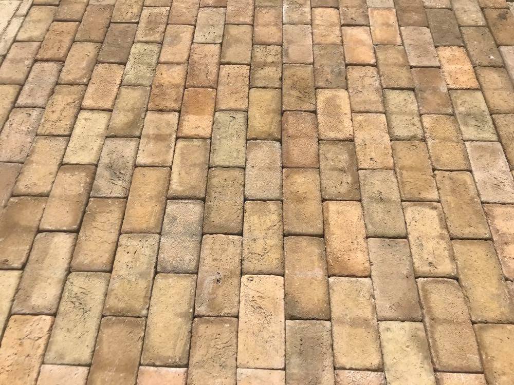 Rusztikus nagym�ret� betont�gla t�rk� s�rga