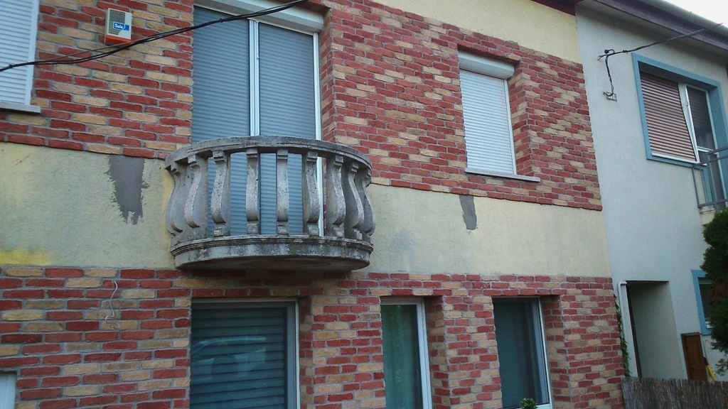 s�rga v�r�s szeletelt t�gla homlokzat